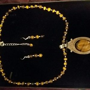 Necklace and earring set
